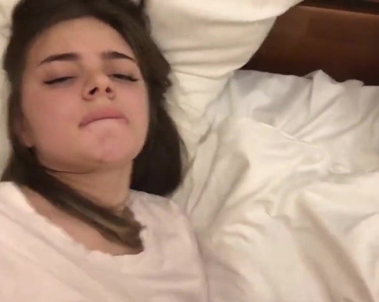 Застукал девушку за просмотром порно