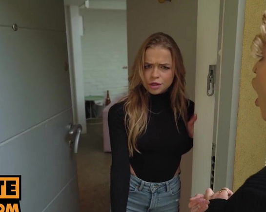 Русская девушка встречает не ожиданных гостей