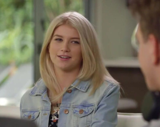 Секси бдлондинка пробует первый анал