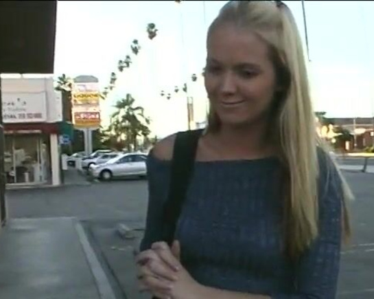 Знакомится с девушкой и разводит ее на секс