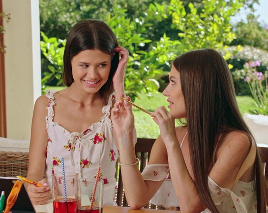 Подруги вместе учат язык и нежно развлекаются на курорте