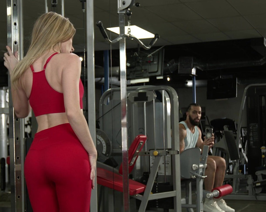 Сходила в зал и соблазнила на секс одного из парней