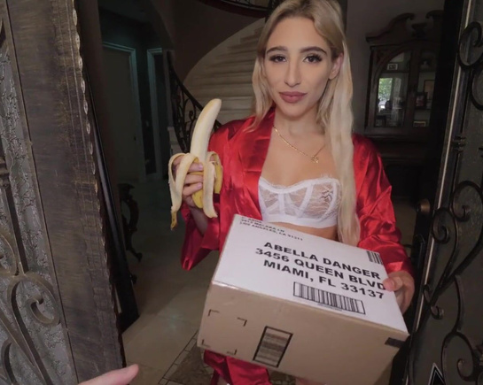 Принес доставку популярной порно звезде