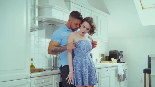 Секс на кухне с очень горячей девушкой