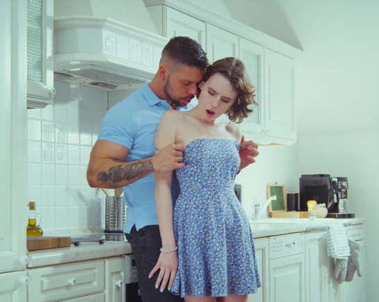 Секс на кухне с очень горячей девушкой