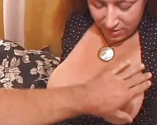 Женщина с большими сиськами принимает член в зрелую киску