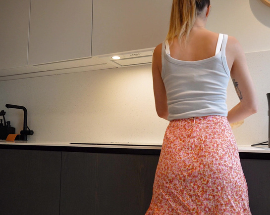 Отлизал сладкую, текущую киску жены перед сексом на кухне