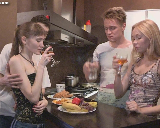 Две молодые русские пары занимаются групповым сексом