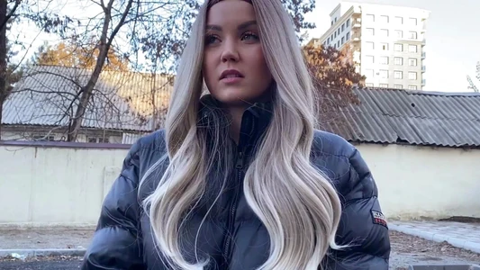 Девушка, куда вы так спешите? Я хочу с вами познакомится!