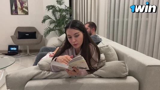 Отвлек девушку от книги