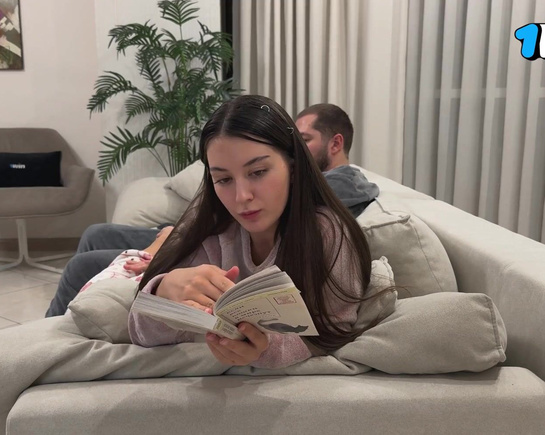 Отвлек девушку от книги