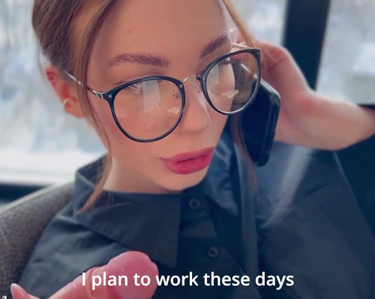 Девушка изменяет парню во время разговора по телефону