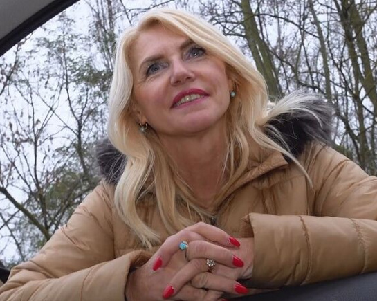 Секс в машине со зрелой давалкой