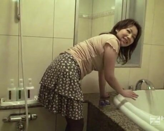 Зрелую Бренди имеют в ванной