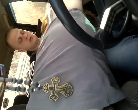 Девушка жадно отсасывает в жигулях