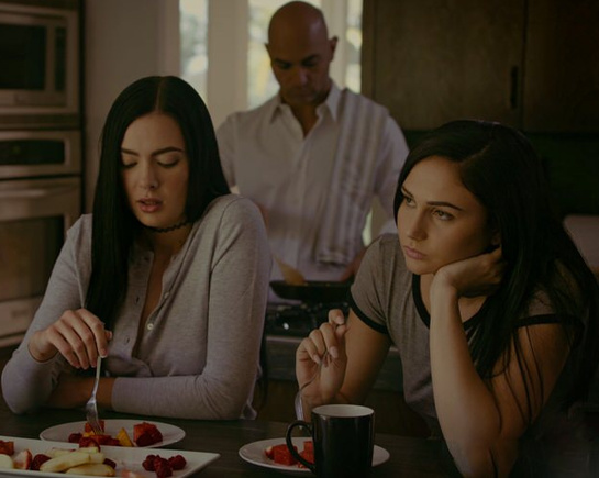 Хозяин квартиры дрючит сладких девушек толстым членом