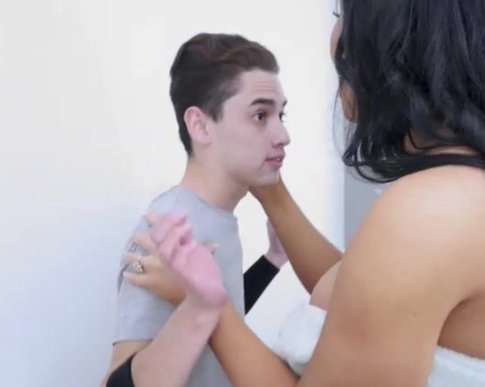 Зрелая женщина с большими сиськами трахнула парня за то что подглядывал за ней