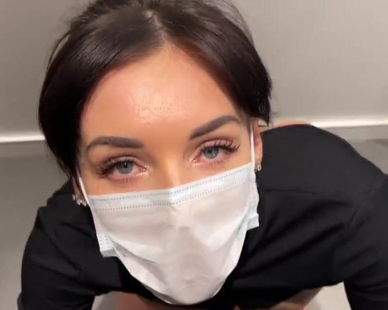 Девушка зашла ко мне в примерочную, чтобы помочь