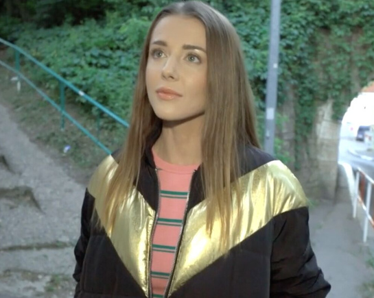 Милашку разводят на секс